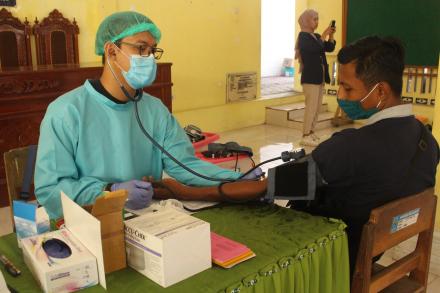  Stok Darah Di PMI Trenggalek Kian Menipis Mahasiswa KKN Ajak Pemuda Desa Mlinjon Donor Darah